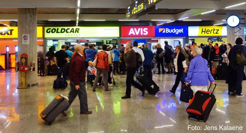 Mietwagen-Anbieter sitzen an fast jedem größeren Flughafen, wie hier in Palma de Mallorca. Wer schlau ist, bucht das Auto schon von Zuhause aus und nimmt es gleich nach der Ankunft in Empfang