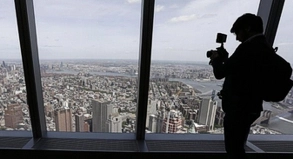Hoch über den Dächern von New York. Vom Panoramadeck aus haben Besucher einen atemberaubenden Blick über die Stadt##Foto: Jason Szenes Hoch über den Dächern von New York. Vom Panoramadeck aus haben Besucher einen atemberaubenden Blick über die Stadt