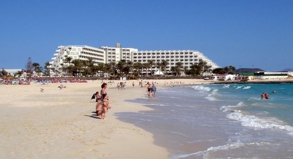 Urlaub an den Stränden der Kanarischen Inseln - hier zum Beispiel Fuerteventura - wird zum Winter hin bei ITS, Jahn Reisen und Tjaereborg etwas teurer.