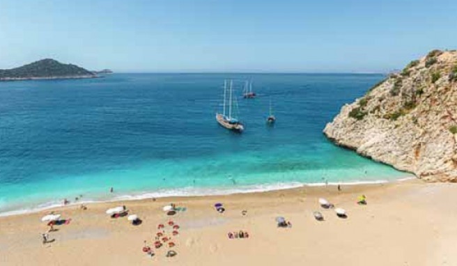 Die vielen Krisen rund ums Mittelmeer sorgen in den betroffenen Ländern für leere Kassen. Ein Badeurlaub (im Bild: Strand an der türkischen Riviera bei Kalkan) wird daher vielerorts zum Schnäppchen