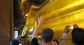 Der liegende Buddha in Bangkok: Touristen sollten bedenken, dass der Tempel Wat Po in der Nähe des Regierungsviertels, dem Zentrum der Proteste, liegt