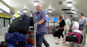 Ein zweiter Koffer auf Flugreisen wird in Zukunft teuer.##Foto: Remmers/dpa Ein zweiter Koffer auf Flugreisen wird in Zukunft teuer.