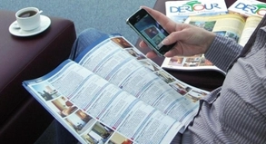 Reisekataloge kostenlos Urlauber bl&auml;ttern gern vor dem Buchen