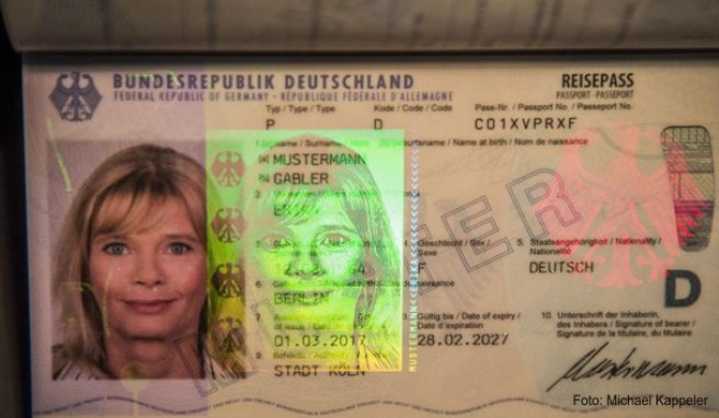 Der neue Reisepass ist mit zahlreichen Sicherheitsmerkmalen ausgerüstet, unter anderem ist ein Hologramm mit dem Passbild und dem Bundesadler zu sehen