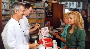 Medikamente für den Urlaub, die über die normale Reiseapotheke hinaus gehen, brauchen unter Umständen eine mehrsprachige Bescheinigung