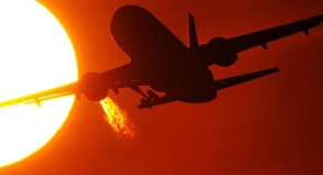 Bei vielen Airlines müssen Kunden sofort nach dem Buchen - also unter Umständen Monate vor Reiseantritt - den vollen Preis überweisen.##Foto: Julian Stratenschulte Bei vielen Airlines müssen Kunden sofort nach dem Buchen - also unter Umständen Monate vor Reiseantritt - den vollen Preis überweisen.