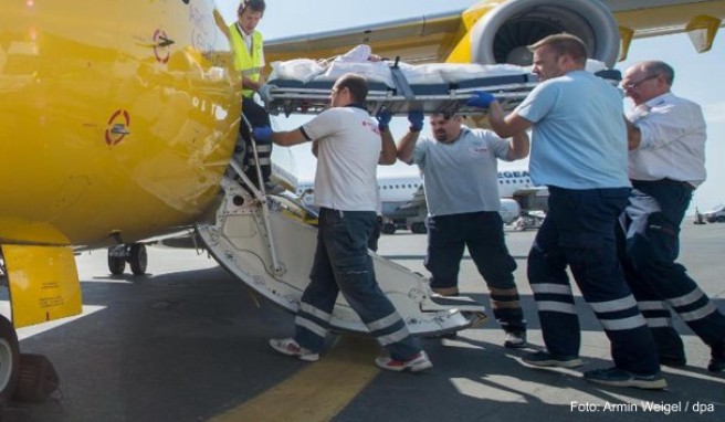 Für einen medizinisch notwendigen Rücktransport nach Deutschland brauchen Urlauber im Ernstfall ein gute Auslandsreisekrankenversicherung. Senioren zahlen in der Regel drauf