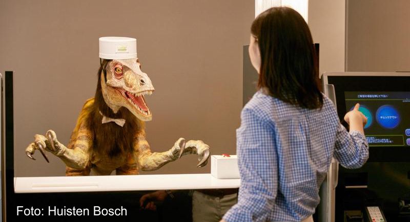 Der Dino-Roboter im »Henn-na«-Hotel trägt eine Service-Mütze, er ist schließlich ein Hotel-Angestellter - er hilft beim Einchecken und beim Gepäck