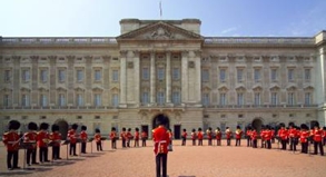 Nach der Trauung fahren die Brautleute per Kutsche durch London bis zum Buckingham Palast##Foto: Britainonview/dpa/tmn