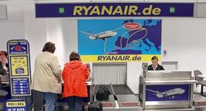 Ryanair reagiert auf Kundenwünsche: Künftig ist mehr Handgepäck erlaubt und die Gepäckaufgabe am Flughafen wird günstiger##Foto: Jens Wolf Ryanair reagiert auf Kundenwünsche: Künftig ist mehr Handgepäck erlaubt und die Gepäckaufgabe am Flughafen wird günstiger