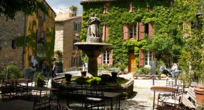 Mediterrane Mittagspause: Auf dem Dorfplatz von Saignon kann man in der Sonne Kaffee trinken. 