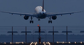 Noch starten die Flugzeuge in Schönefeld planmäßig. Ab April kann es allerdings zu Einschränkungen kommen