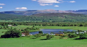 Sattgrüne Täler vor rauem Bergpanorama: Die Cairngorm Mountains sind Großbritanniens größter Nationalpark.