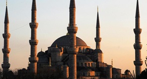 Die Blaue Moschee in Istanbul lockt jedes Jahr Tausende Touristen an. Das Auswärtige Amt weist nun allerdings auf die Gefahr von Anschlägen hin.