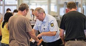 Sicherheitskontrolle am Flughafen Dresden: Viele Urlauber wissen nicht, welche Gegenstände sie im Gepäck verboten sind