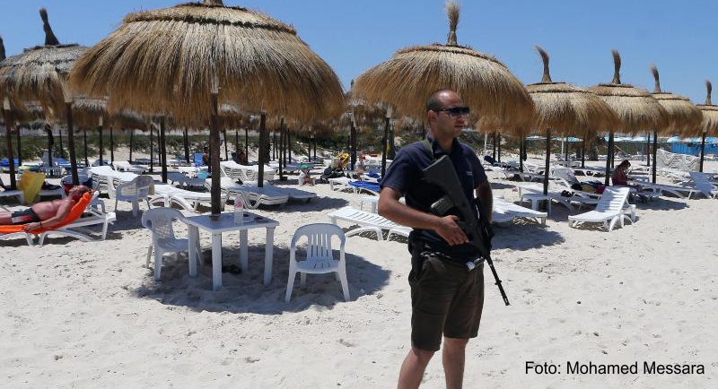 Bewaffnete Sicherheitskräfte nach den Anschlägen am Strand des Hotels Imperial Marhaba in Sousse: Der Terror hat Tunesien stark getroffen, der Tourismus leidet. Experten schätzen, dass sich das Land davon so schnell nicht erholen wird