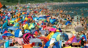 Völlig überfüllt: Glaubt man den Reiseveranstaltern, wird es in diesem Sommer an den Stränden besonders eng. Grund ist der besonders enge Sommerferien-Korridor