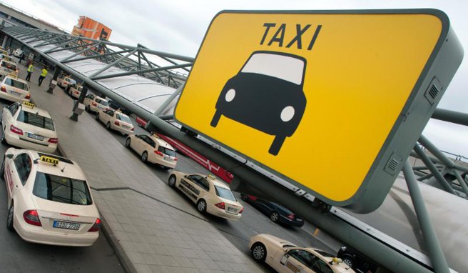 Bequem, aber nicht ganz billig: Das Taxi ist eine Möglichkeit, um vom Flughafen in die Stadt zu kommen