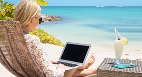 Mit dem Notebook in den Strandurlaub? Das ist eher eine suboptimale Idee, nicht nur wegen der vielen Tasten, die vom Sand verklemmt werden können und dem Display, das bei praller Sonne kaum noch lesbar ist