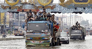 In den Vororten von Bangkok ist die Flut nicht zu stoppen. Nun rüstet sich die Innenstadt gegen das Hochwasser.