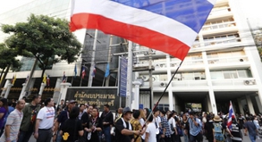 Drei Jahre nach den blutigen Unruhen in Bangkok legen neue Massenproteste die thailändische Hauptstadt teilweise lahm. Urlauber sollten Menschenansammlungen meiden