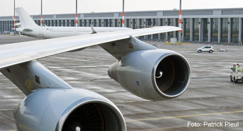 Fallen die Triebwerke eines Flugzeugs während des Fluges aus, erhöht sich mit dem Luftwiderstand auch der Kerosinverbrauch. Der Pilot muss dann einen Ausweichflughafen ansteuern