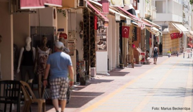 Weitgehend leer ist die Einkaufsstraße »Liman Caddesi« in Kemer an der Türkischen Riviera in der Provinz Antalya