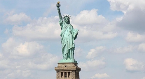 Symbol für Unabhängigkeit und neuerdings auch für Uneinigkeit: Die Freiheitsstatue in New York muss wegen des Streits um den Staatshaushalt für Besucher schließen