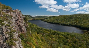 Der Lake of the Clouds IST ein Ausgangspunkt für schöne Wanderungen. Er liegt im Porcupine Mountains State Park in Michigan.