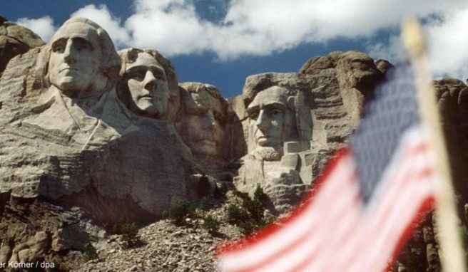 Die US-Präsidenten Washington, Jefferson, Roosevelt und Lincoln blicken vom Mount Rushmore in South Dakota auf Besucher herab. Solche Orte ziehen viele deutsche Urlauber in die USA