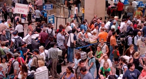 Dicht an dicht: Bei ihrer Einreise in die USA warten Touristen manchmal stundenlang am Flughafen. Lange Schlangen, wie hier in Houston, sollen bald Vergangenheit sein