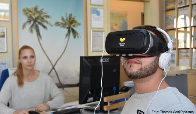 Die Technik macht's möglich: Mit einer Virtual-Reality-Brille können sich Urlauber im Reisebüro einen Rundum-Überblick über ein Hotel verschaffen