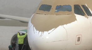 Dicke Staubschicht auf einem Flugzeug am Airport von Yogyakarta: Wegen der Vulkan-Asche in Indonesien mussten hunderte Flüge gestrichen werden