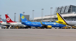 Passagiermaschinen in Stuttgart: An mehreren deutschen Flughäfen haben die Airlines ihre Flugpläne verschlankt.