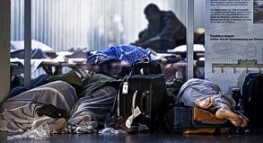 Gestrandet in Frankfurt: Zahlreiche Passagiere mussten die Nacht am Flughafen verbringen.##Foto: Nicolas Armer Gestrandet in Frankfurt: Zahlreiche Passagiere mussten die Nacht am Flughafen verbringen.
