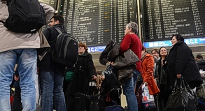 Fluggäste am Frankfurter Flughafen: Das Winterwetter wirbelt die Flugpläne durcheinander.##Foto: Arne Dedert Fluggäste am Frankfurter Flughafen: Das Winterwetter wirbelt die Flugpläne durcheinander.