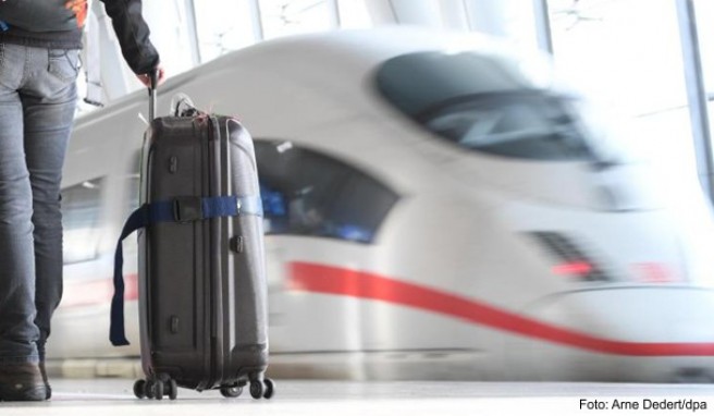 Einige Reiseveranstalter bieten ihren Kunden einen Zug-zum-Flug-Service an. Damit machen sie sich haftbar, wenn wegen einer Bahn-Verspätung der Flug verpasst wird