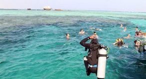 Letzter Sprung ins Wasser: Reiseveranstalter fliegen Urlauber aus den Badeorten des Sinai, wie hier Scharm el Scheich, aus. Das Auswärtige Amt warnt vor der Region