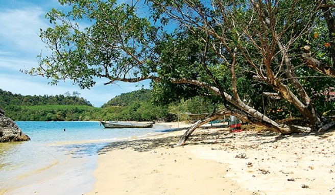 Koh Jum wurde erst 2009 ans Stromnetz angeschlossen, am Luboa Beach herrscht noch echte Hüttenromantik.