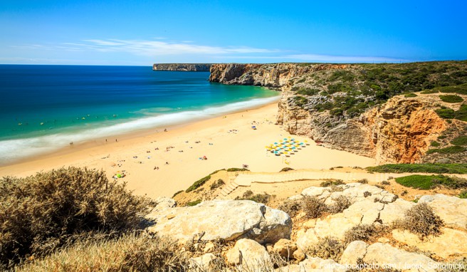Die Badebuchten an der Algarve sind nicht nur im Sommer gut besucht