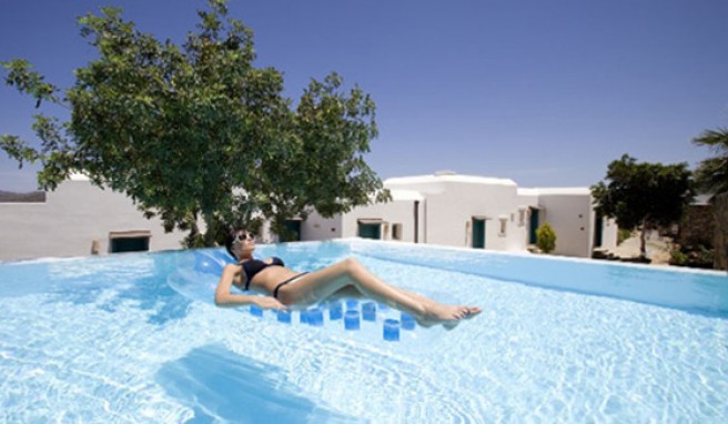 Die schneeweißen Gebäude des »Aquila Elounda Village« auf Kreta sind ideal für Paare (keine Kinder unter 16!)##Foto: aquilahotels.com Die schneeweißen Gebäude des »Aquila Elounda Village« auf Kreta sind ideal für Paare (keine Kinder unter 16!)