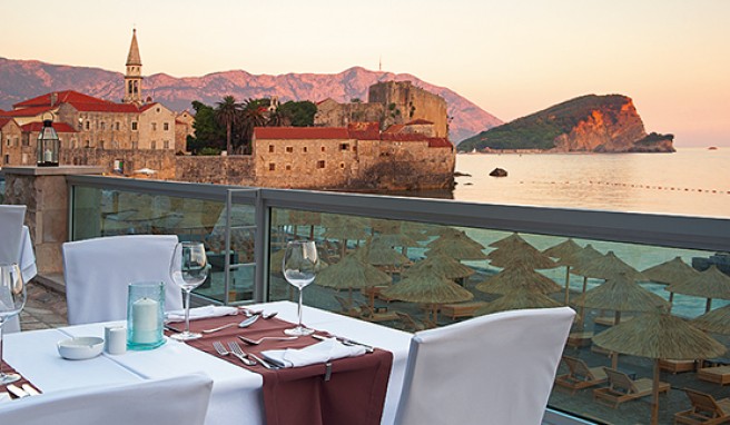 Das »Avala Resort & Villas« bietet einen tollen Blick über die Stadt und die Bucht##Foto:Avala Resort & Villas - Montenegro Das »Avala Resort & Villas« bietet einen tollen Blick über die Stadt und die Bucht