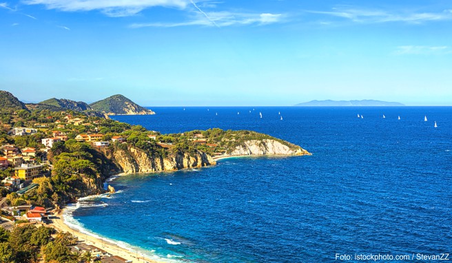 Blick auf den weißen Sandstrand Sansone in Portoferraio auf der Insel Elba