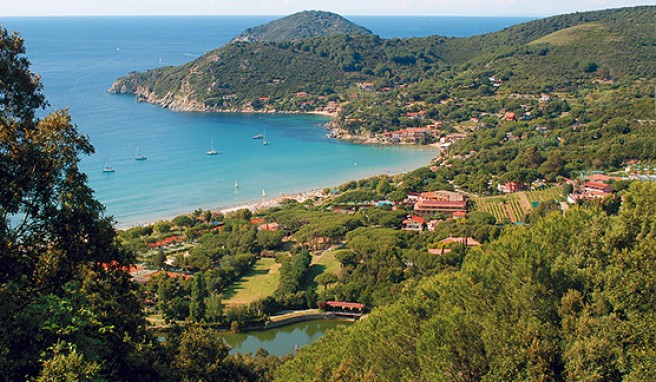 Das »Hotel Biodola« in der Biodola-Bucht auf der Sunset-Seite von Elba befindet sich mitten an einem langen Sandstrand.##Foto:Hotel Biodola - Italien Das »Hotel Biodola« in der Biodola-Bucht auf der Sunset-Seite von Elba
befindet sich mitten an einem langen Sandstrand