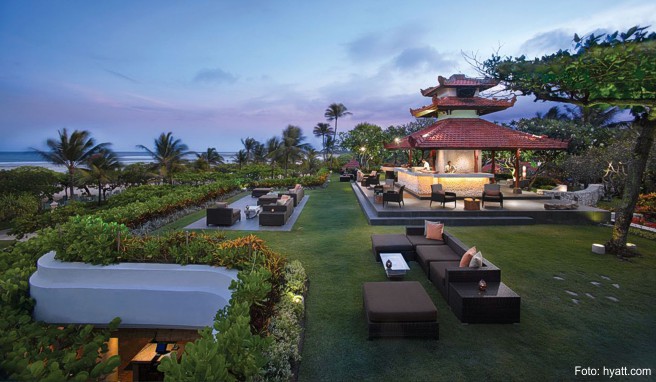 Der Garten des »Bali Hyatt« ist preisgekrönt und der Strand Sanur liegt ebenfalls nur einen Katzensprung entfernt