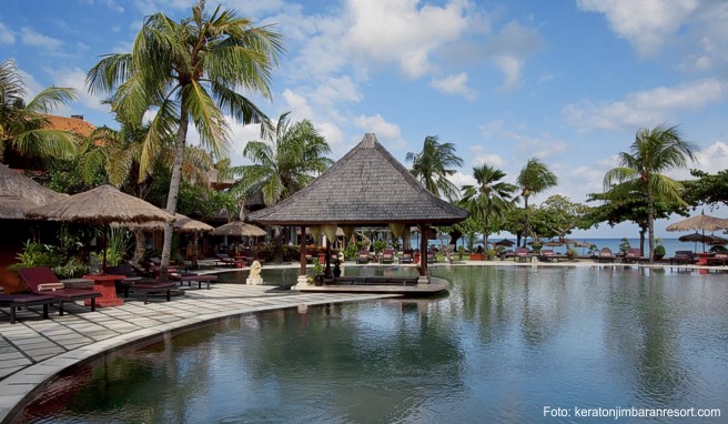 Entspannen am oder shoppen, das »Hotel Keraton Jimbaran Resort« auf Bali liegt zentral und gleichzeitig am Strand