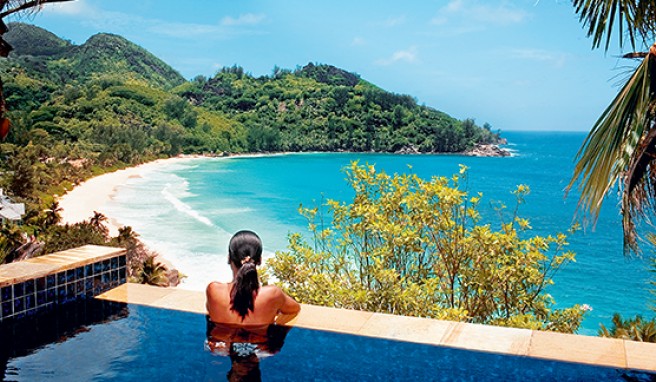 Blick vom Pool des »Banyan Tree« auf die wunderschöne Anse Intendance auf den Seychellen