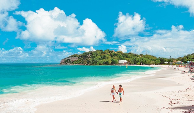 Der schneeweiße Long Bay auf der Karibkinsel Antigua