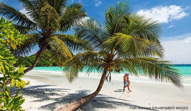 Spaziergänger an der Anse Volbert auf der Seychellen-Insel Praslin