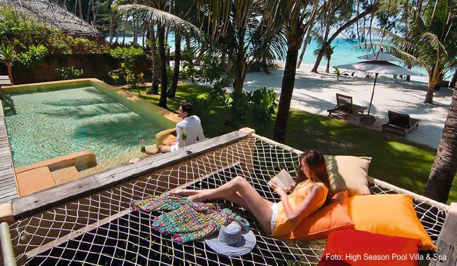 Urlauber am privaten Pool einer Strandvilla im »High Season Pool Villa & Spa« auf Koh Kood